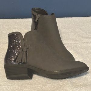 Serra Fashion Ankle Boots, Ladies size 5, Gray with sparkle back side